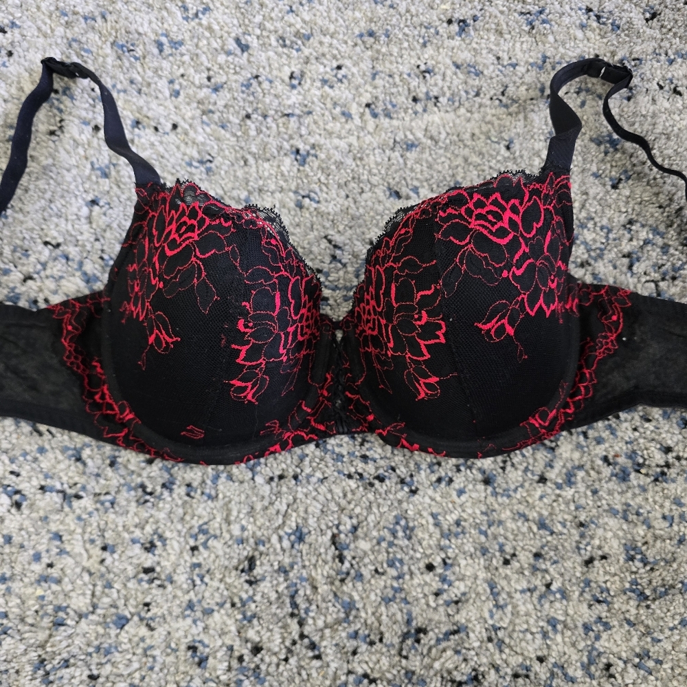 Black and Red Lace Underwire Bra with Adjustable Straps